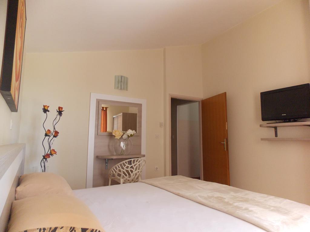 Apartmani Adriatic Ana Novalja Exterior photo